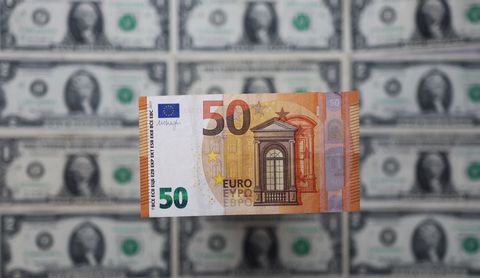 Євро і долар зрівнялись у ціні. Чому євро продовжить падати?